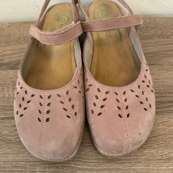 Naot Rari Flat in Mauve, Size 41 (10-10.5) - Picture 2 of 7